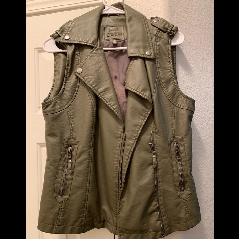 Army green vest 💚